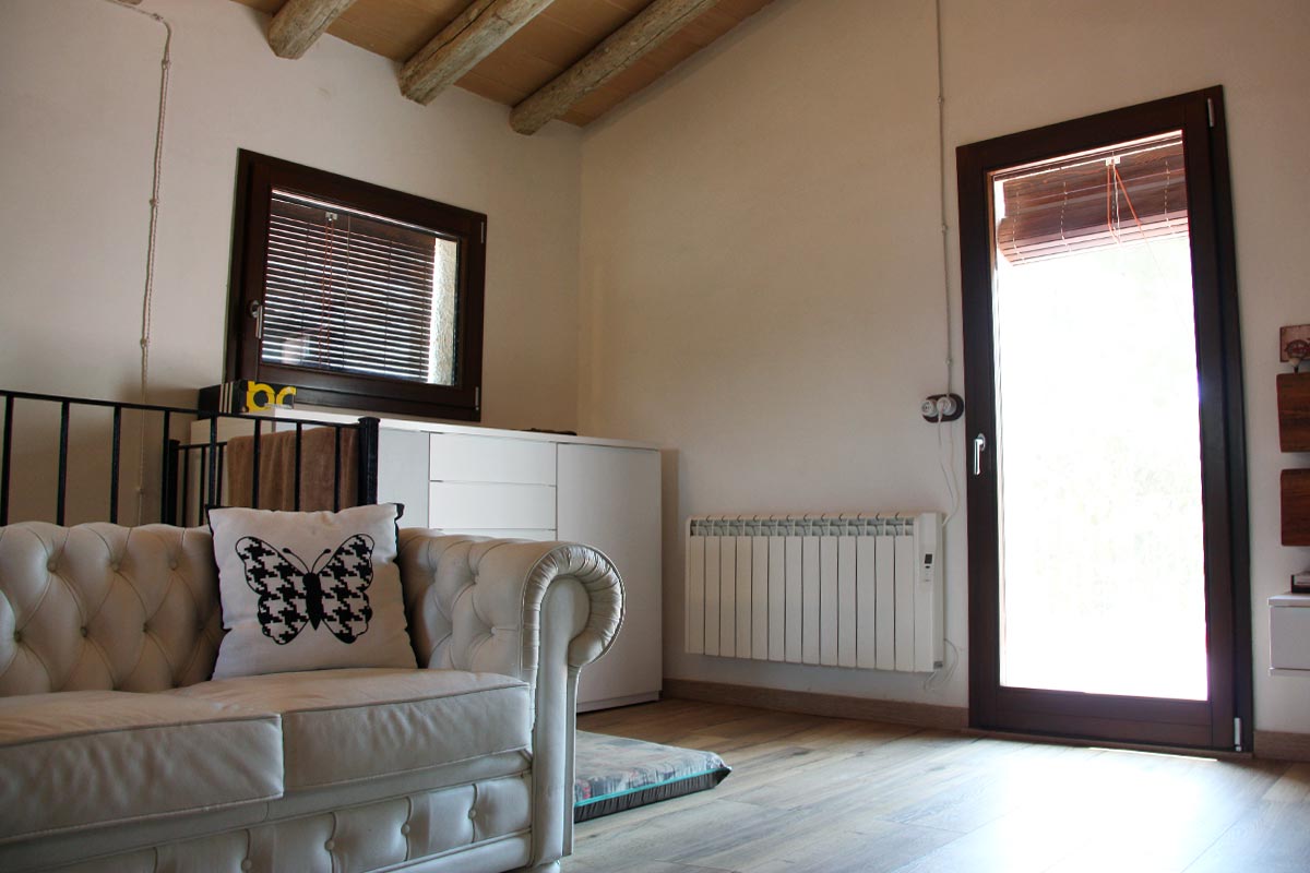 finestres de fusta ecològica Club Hipic Julivert Riudoms per la fàbrica de finestres i tancaments Carreté Finestres -Habitació casa rural