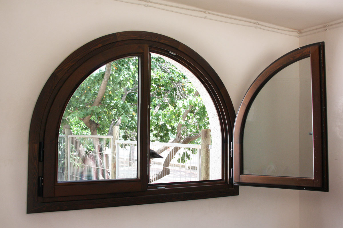 finestres de fusta de pi wengue reforma Club Hipic Julivert Riudoms per la fàbrica de finestres i tancaments Carreté Finestres-disseny personalitzat