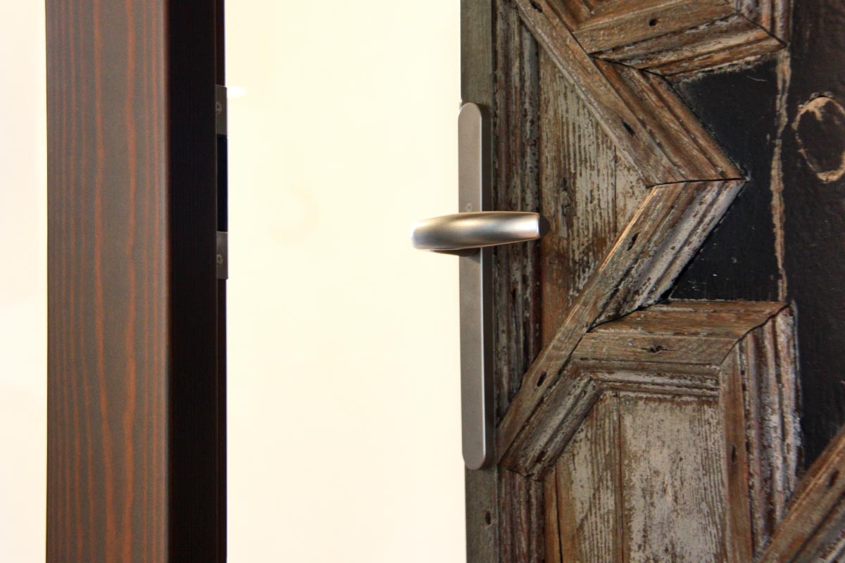 porta de fusta reutilitzada Club Hipic Julivert Riudoms per la fàbrica de finestres i tancaments Carreté Finestres la Selva del Camp-tancaments vintage