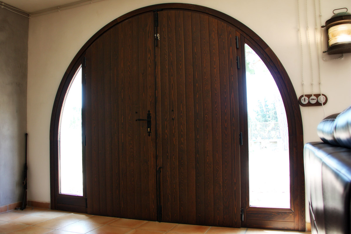 Finestres de fusta al Club Hípic Julivert de Riudoms