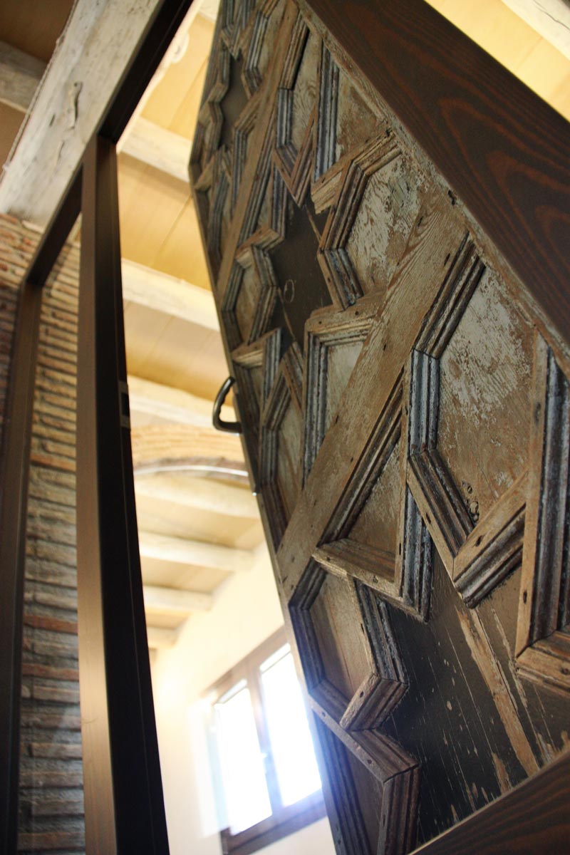 porta de fusta reutilitzada Club Hipic Julivert Riudoms per la fàbrica de finestres i tancaments Carreté Finestres la Selva del Camp-tancaments vintage