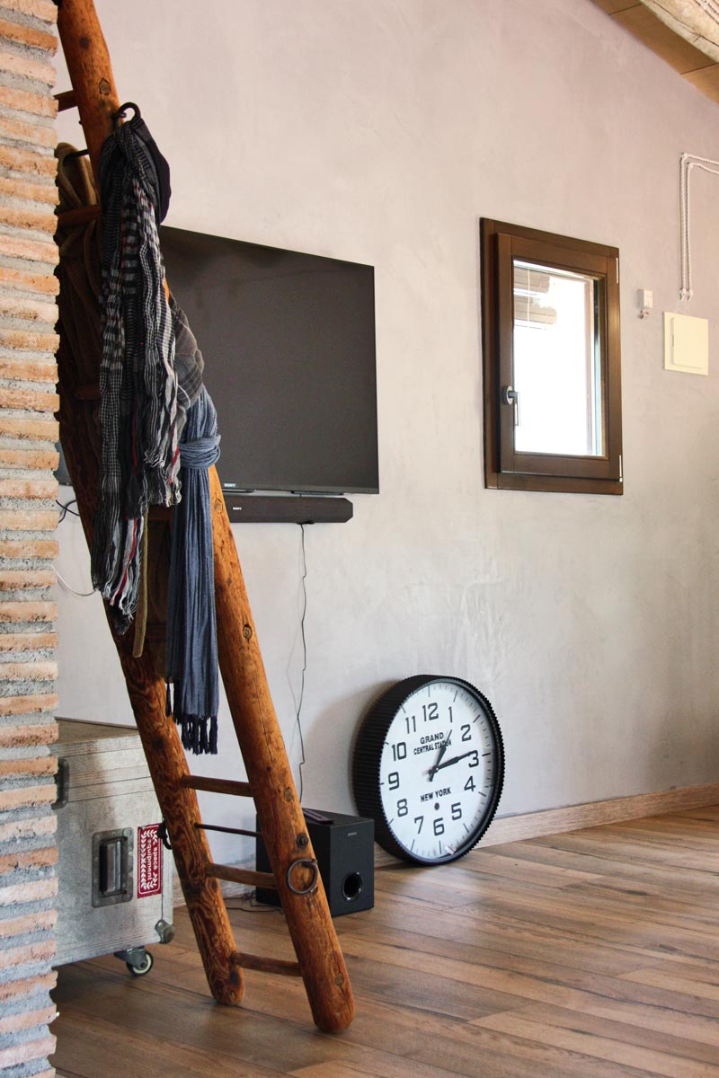 finestres de fusta ecològica Club Hipic Julivert Riudoms per la fàbrica de finestres i tancaments Carreté Finestres -interiorismo vintage