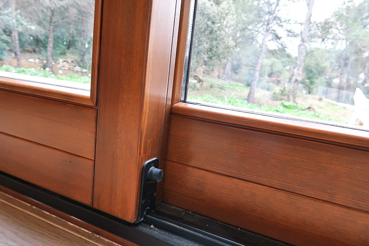 finestres de fusta ecològica de gran seguretat i alta eficiència tèrmica per Carreté Finestres Girona-silva 68