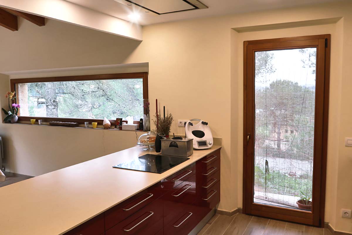 finestra de fusta rústica amb aïllament tèrmic a Girona- exterior terrassa finestra Silva 68