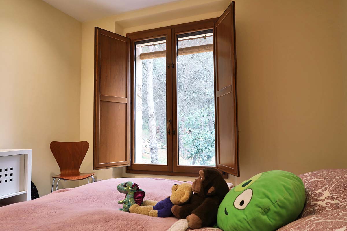 finestra de fusta amb aïllament tèrmic a Girona- habitació