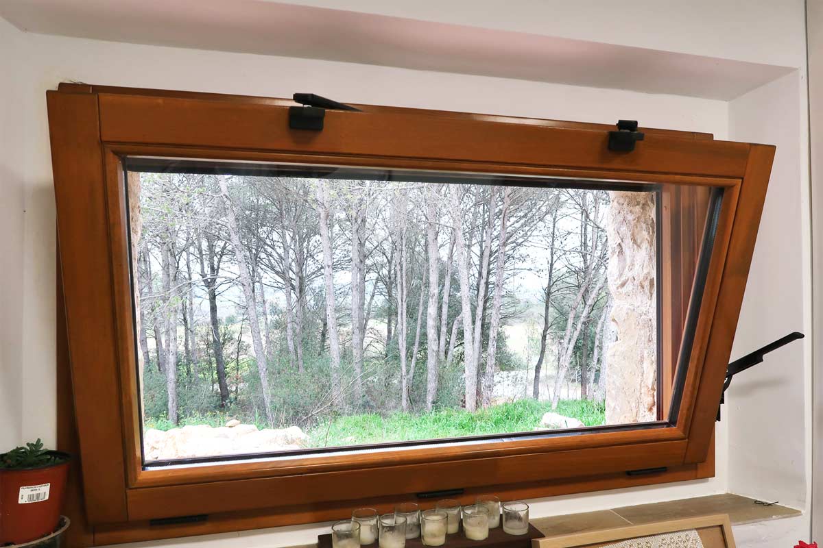 finestra de fusta motoritzada per a la cuina amb ventilació òptima i eficaç catàleg tancaments a mida Carreté Finestres- Girona