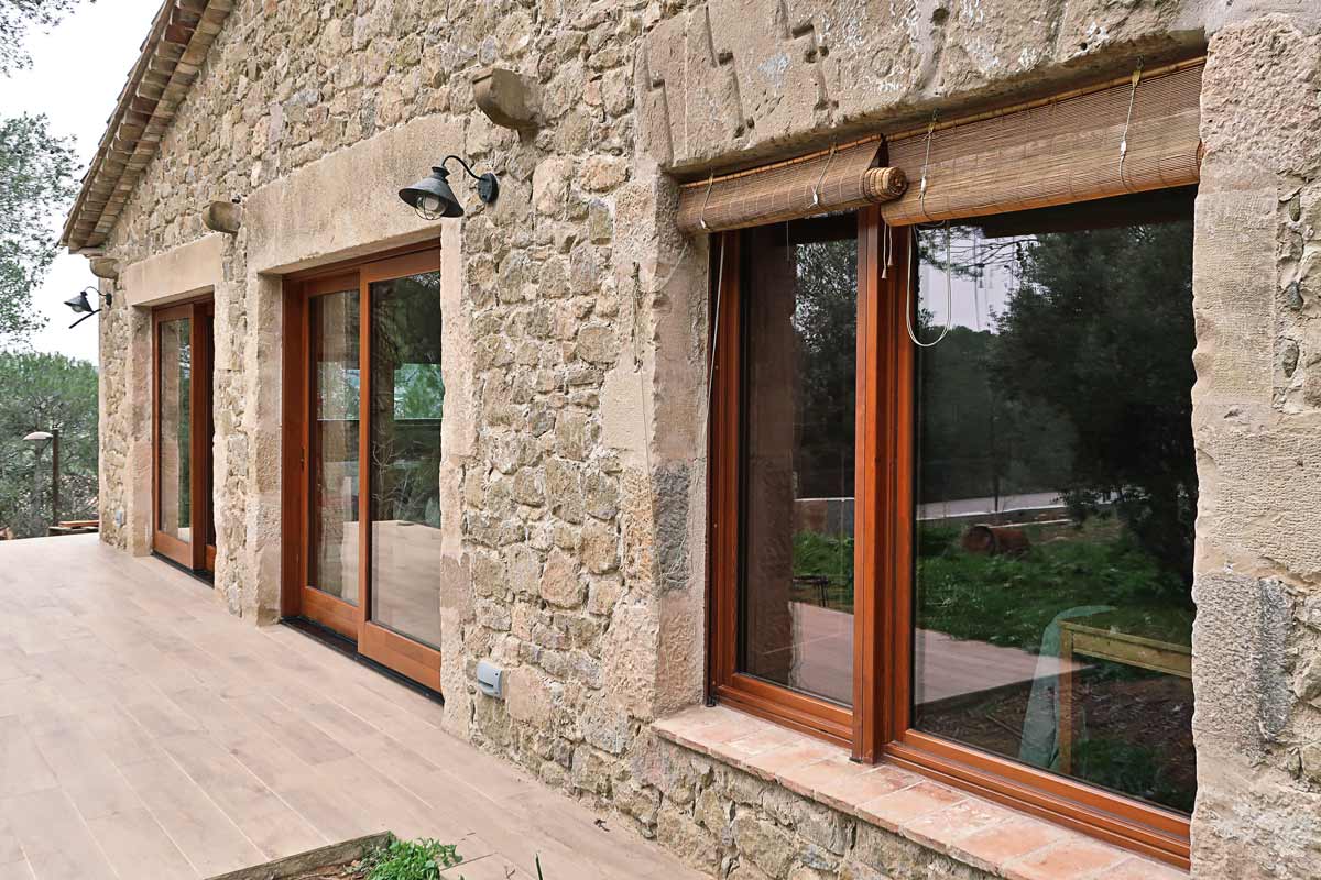 finestres de fusta amb gran eficiència tèrmica i aïllament acústic a Girona fabricades per Carreté Finestres finestrals exteriors