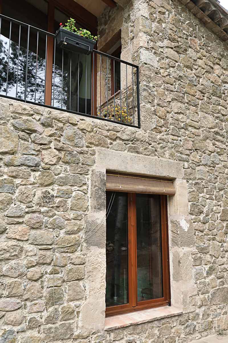 finestres de fusta amb gran transmitància tèrmica i aïllament acústic a Girona fabricades per Carreté Finestres -Vilademuls