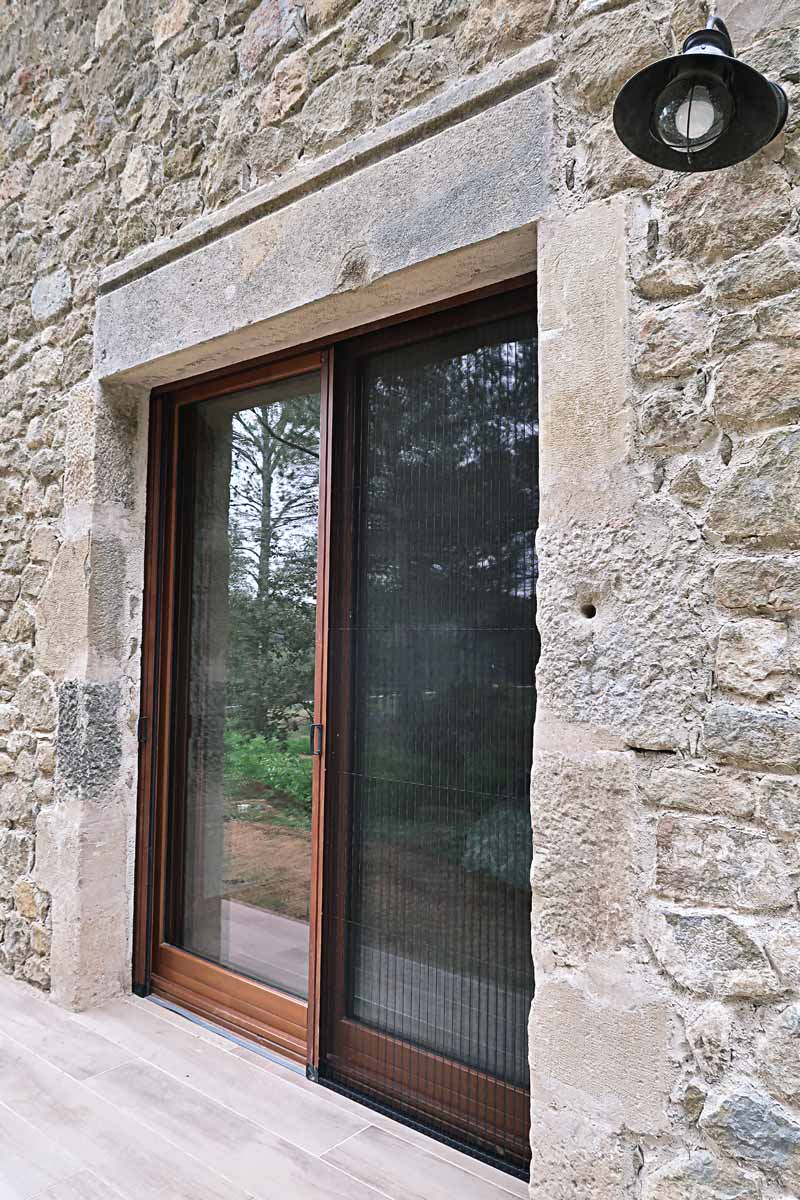 finestres de fusta amb gran transmitància tèrmica i aïllament acústic a Girona fabricades per Carreté Finestres -silva 68