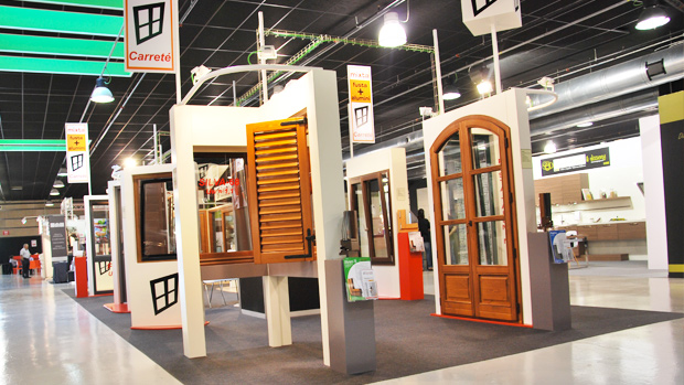 exposició fabrica de finestres i tancaments Carreté Finestres finestres de fusta mixtes i finestres de fusta i alumini a fira Expro Reus