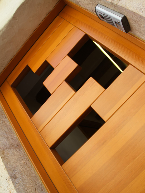 puerta de madera diseño Tetris fabricada por la carpintería Carreté Finestres, La Selva del Camp