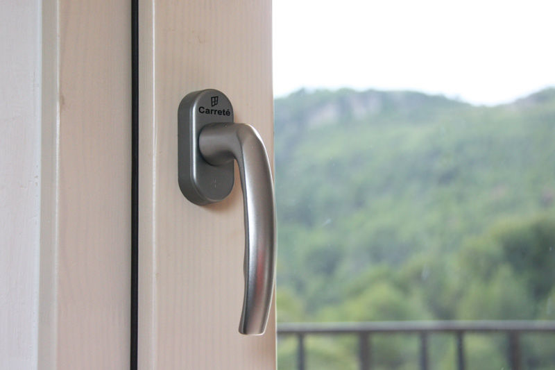 ventanas mixtas de aluminio y madera en Priorat ventanas de madera orgánica fabricas para la fábrica de ventanas y cerramientos Carreté Finestres-manivela