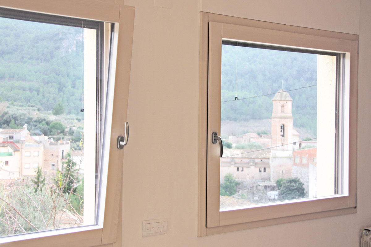 ventanas mixtas de aluminio y madera en Priorat ventanas fabricadas por la fábrica de ventanas y cerramientos Carreté Finestres