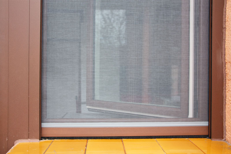 reforma ventanas mixtas de aluminio y madera en Priorat Carreté Finestres- cierres perfil europeo-mosquiteras