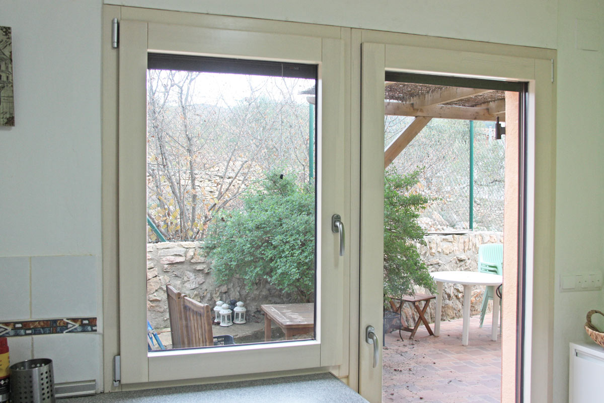 reforma ventanas mixtas de aluminio y madera en Priorat Carreté Finestres- cierres alta transmitancia -mosquitera puerta exterior