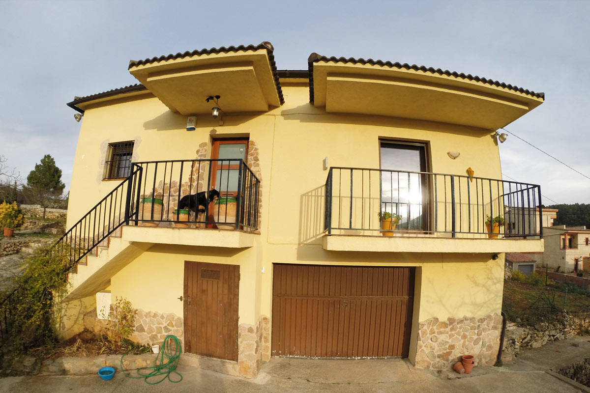 ventanas mixtas de aluminio y madera en Priorat-la-Torre-de-Fontaubella-Serra-de-Llaberia
