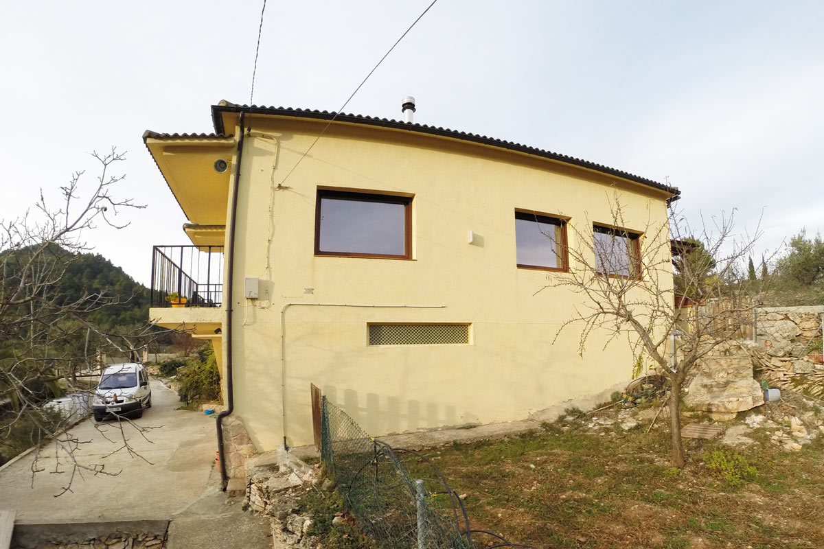ventanas mixtas de aluminio y madera en Priorat-la-Torre-de-Fontaubella-Serra-de-Llaberia casa