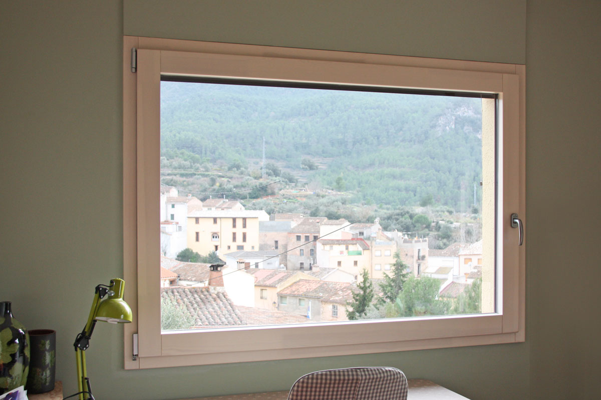 ventanas mixtas de aluminio y madera en Priorat ventanas fabricadas por la fábrica de ventanas y cerramientos Carreté Finestres-ventanal a medida