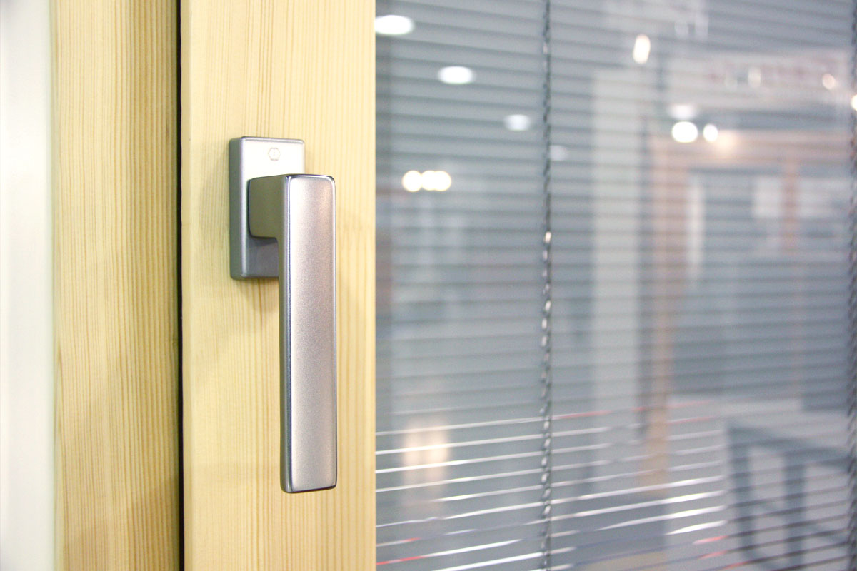 exposición ventanas mixtas de madera y aluminio catálogo fabrica de ventanas y cerramientos Carreté Finestres en ExproReus-persiana de madera integrada