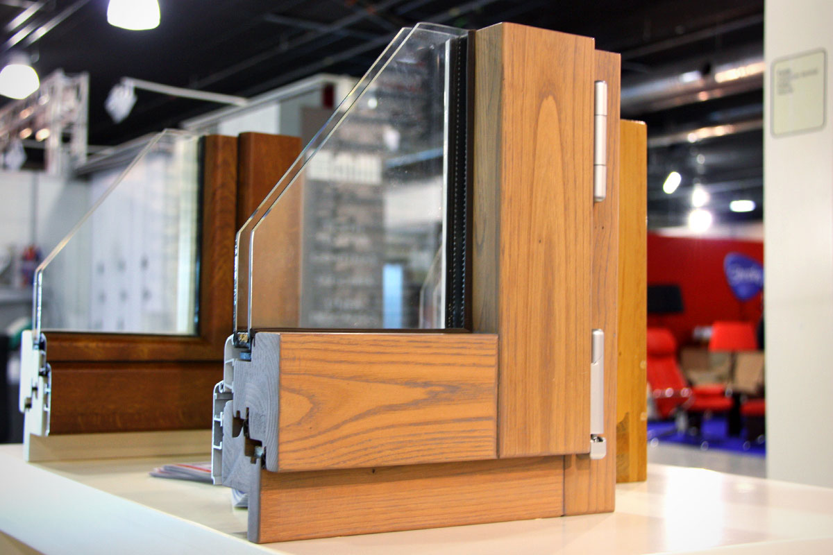 exposición ventanas mixtas de madera y aluminio catálogo fabrica de ventanas y cerramientos Carreté Finestres en ExproReus-castaño iroko pino mate barniz