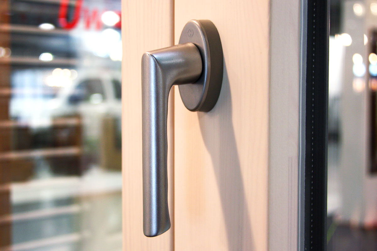 exposición ventanas mixtas de madera y aluminio catálogo fabrica de ventanas y cerramientos Carreté Finestres en ExproReus- manija Hoppe