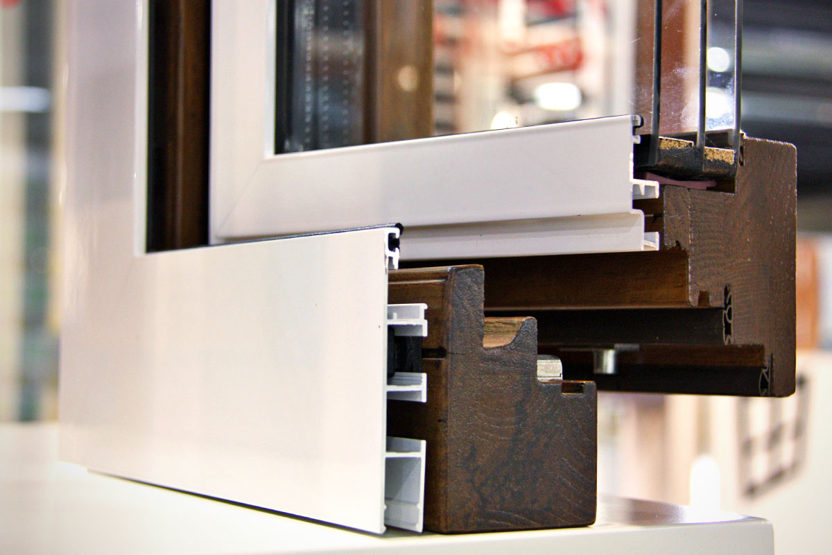 exposición ventanas mixtas de madera y aluminio catálogo fabrica de ventanas y cerramientos Carreté Finestres en ExproReus-perfil europeo