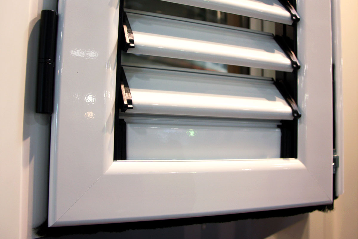 exposición ventanas mixtas de madera y aluminio catálogo fabrica de ventanas y cerramientos Carreté Finestres en ExproReus-persiana mallorquina