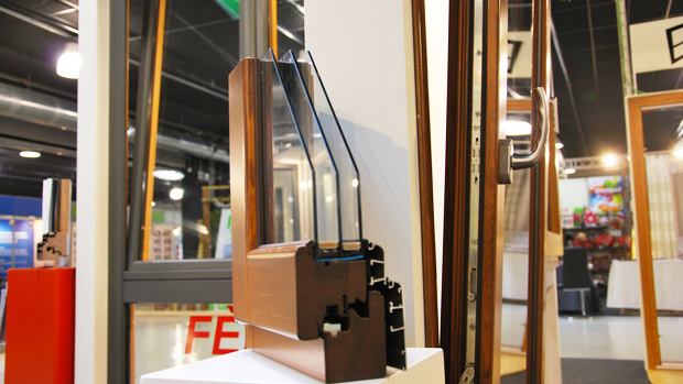 exposició fabrica de finestres i tancaments Carreté Finestres finestres de fusta mixtes i finestres de fusta i alumini a Expro Reus-sèrie Fenix