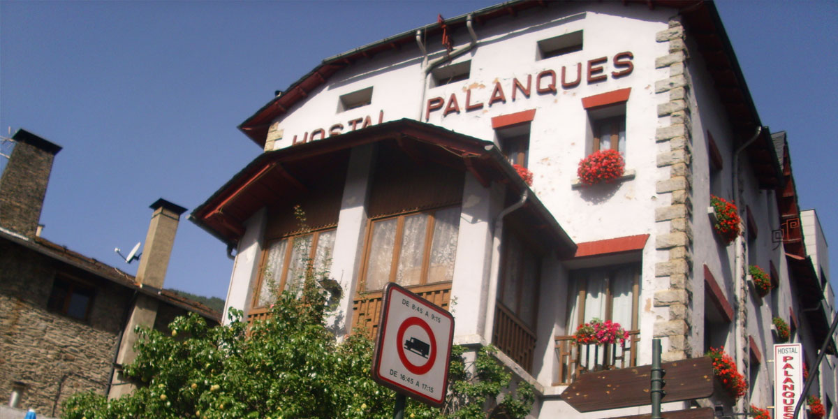 Ventanas de madera nuevas en el Hostal Palanques de Andorra aislamiento térmico y acústico