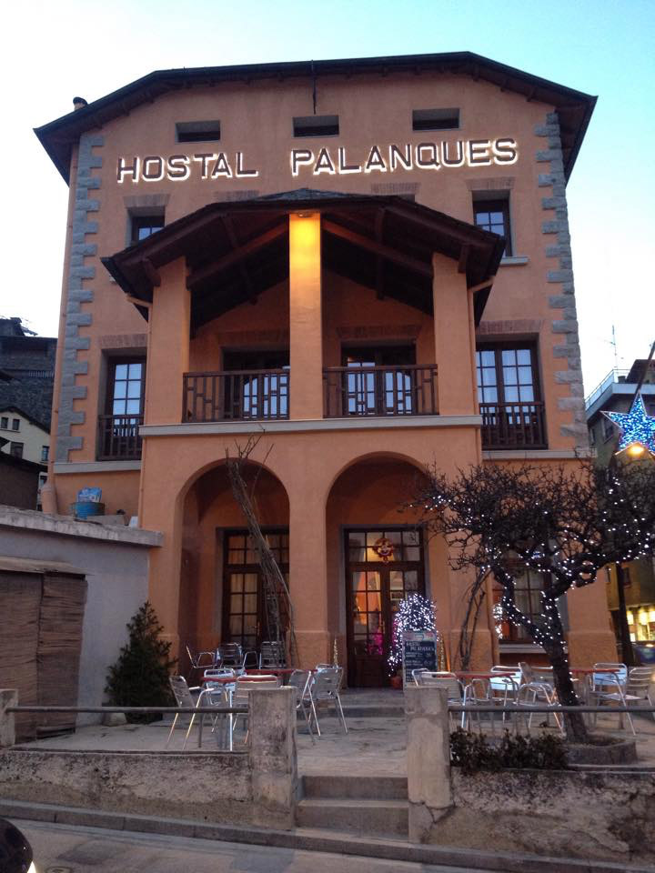 Ventanas de madera nuevas en el Hostal Palanques de Andorra