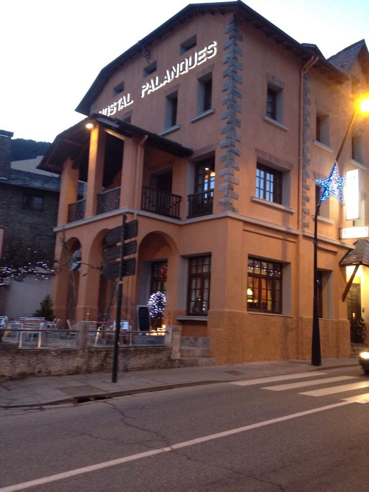 Ventanas de madera nuevas en el Hostal Palanques de Andorra proyecto realizado por la fábrica de ventanas y cerramientos Carreté Finestres La Selva del Camp