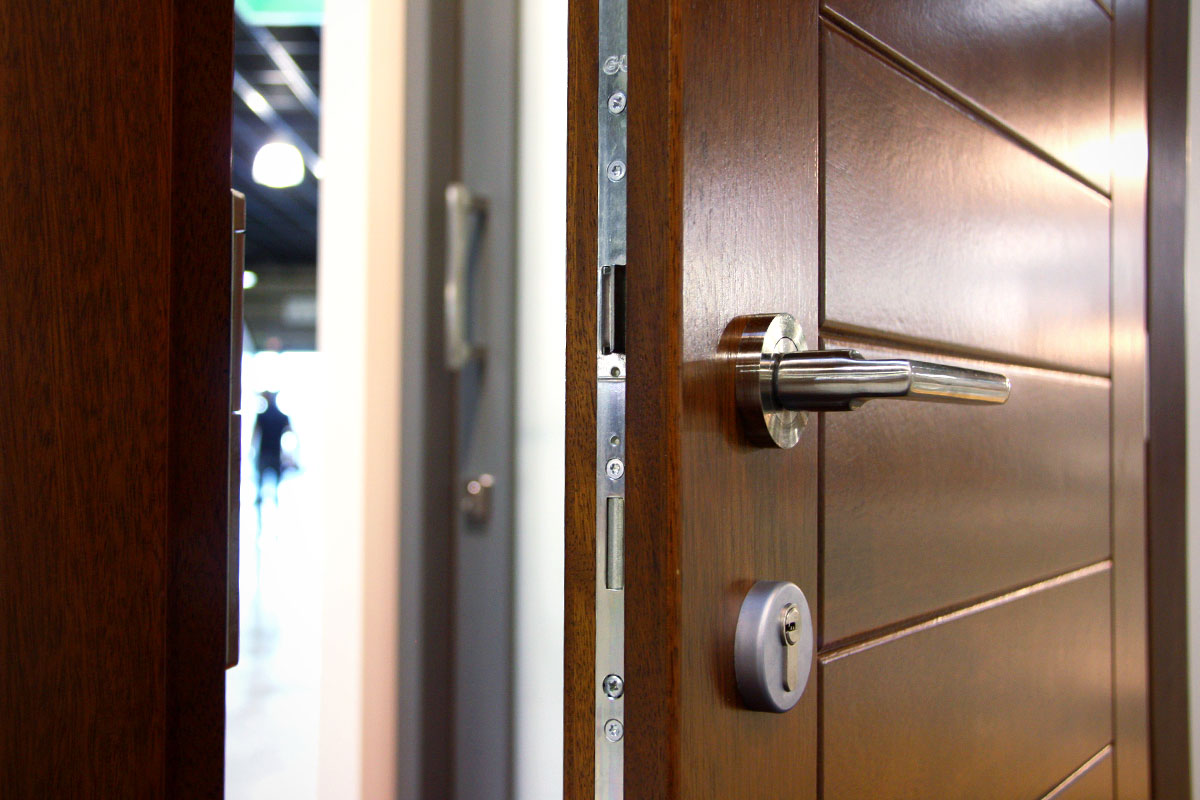 exposición ventanas mixtas de madera y aluminio catálogo fabrica de ventanas y cerramientos Carreté Finestres en ExproReus-puerta de seguridad