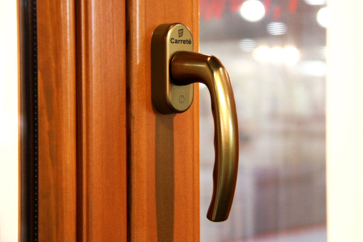 exposición ventanas mixtas de madera y aluminio catálogo fabrica de ventanas y cerramientos Carreté Finestres en ExproReus-madera ecológica