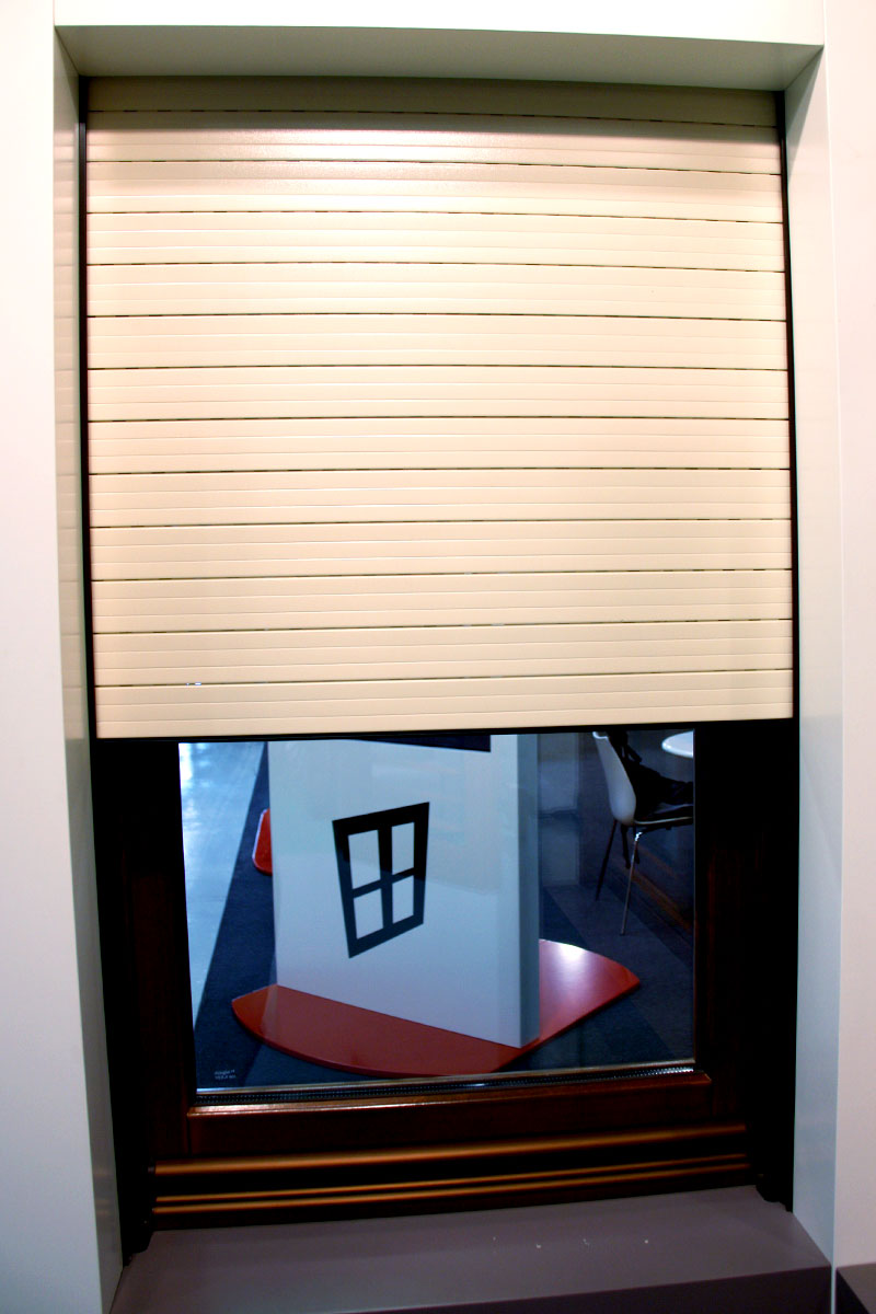 exposición ventanas mixtas de madera y aluminio catálogo fabrica de ventanas y cerramientos Carreté Finestres en ExproReus-persiana eléctrica