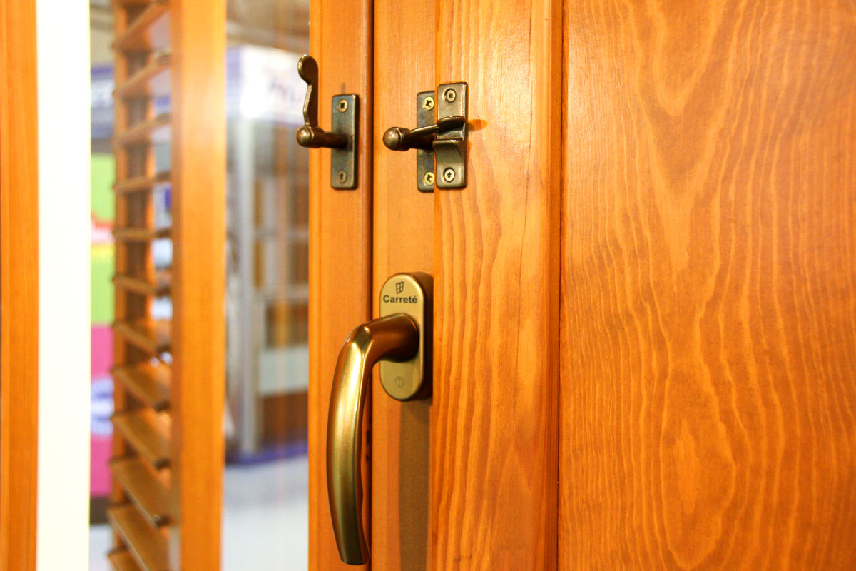 exposición ventanas mixtas de madera y aluminio catálogo fabrica de ventanas y cerramientos Carreté Finestres en ExproReus-postigos interior