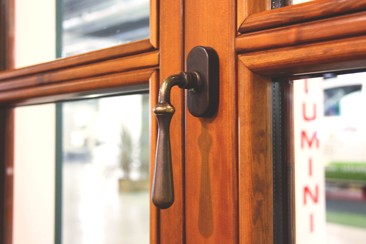 exposición ventanas mixtas de madera y aluminio catálogo fabrica de ventanas y cerramientos Carreté Finestres en ExproReus-diseño personalizado