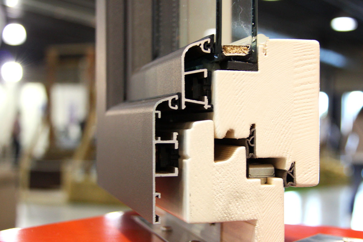 exposición ventanas mixtas de madera y aluminio catálogo fabrica de ventanas y cerramientos Carreté Finestres en ExproReus- Fenix