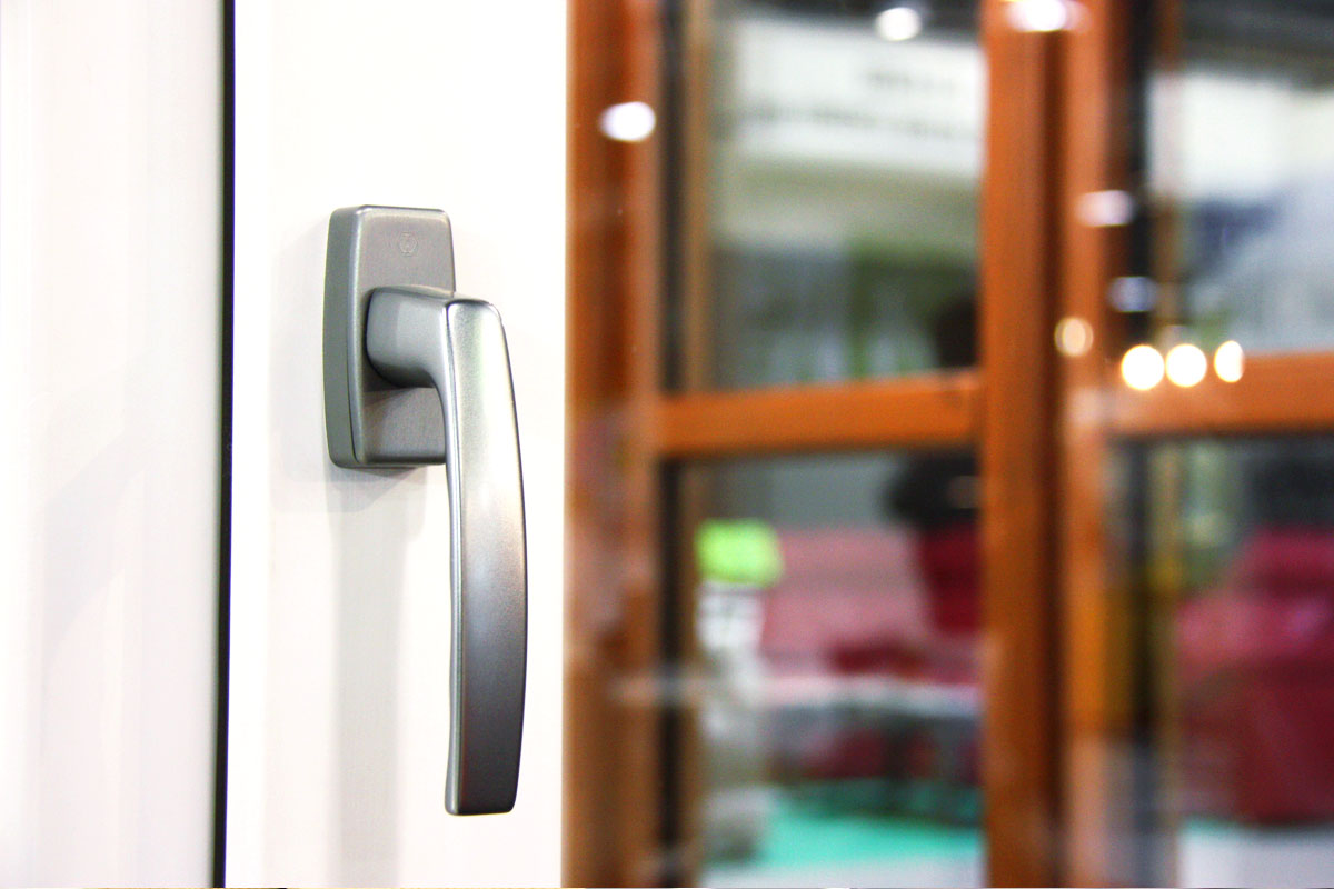 exposición ventanas mixtas de madera y aluminio catálogo fabrica de ventanas y cerramientos Carreté Finestres en ExproReus- Eficiente 78 blanca