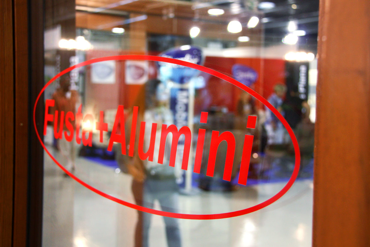 exposición ventanas mixtas de madera y aluminio catálogo fabrica de ventanas y cerramientos Carreté Finestres en ExproReus-MIXTA