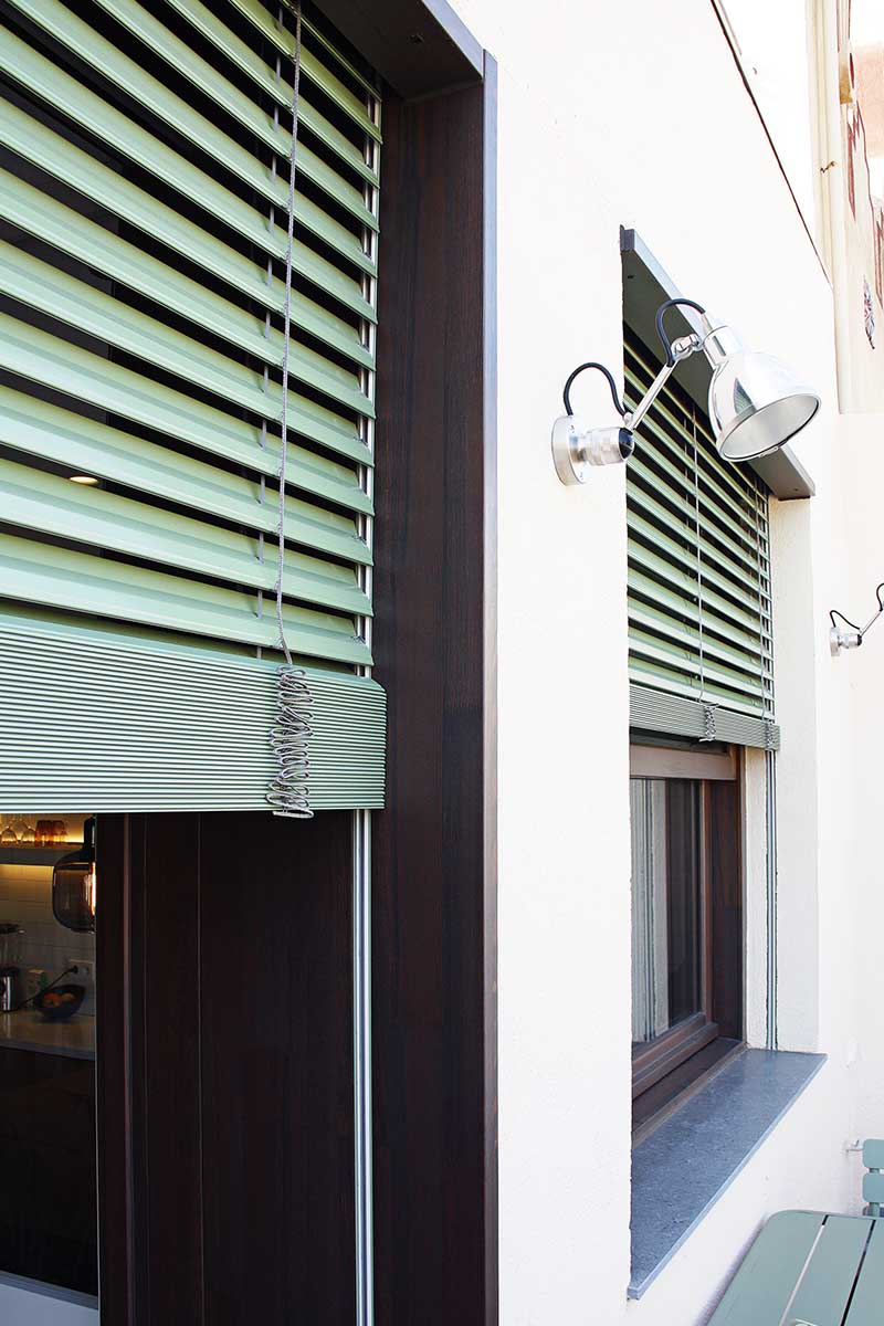 fabricación e instalación de ventanas de madera exterior con control solar y persiana motorizada de lama móvil en Barcelona - Carreté Finestres