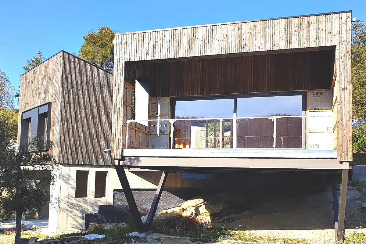 Finestres mixtes de fusta i alumini a Llorà (Girona)