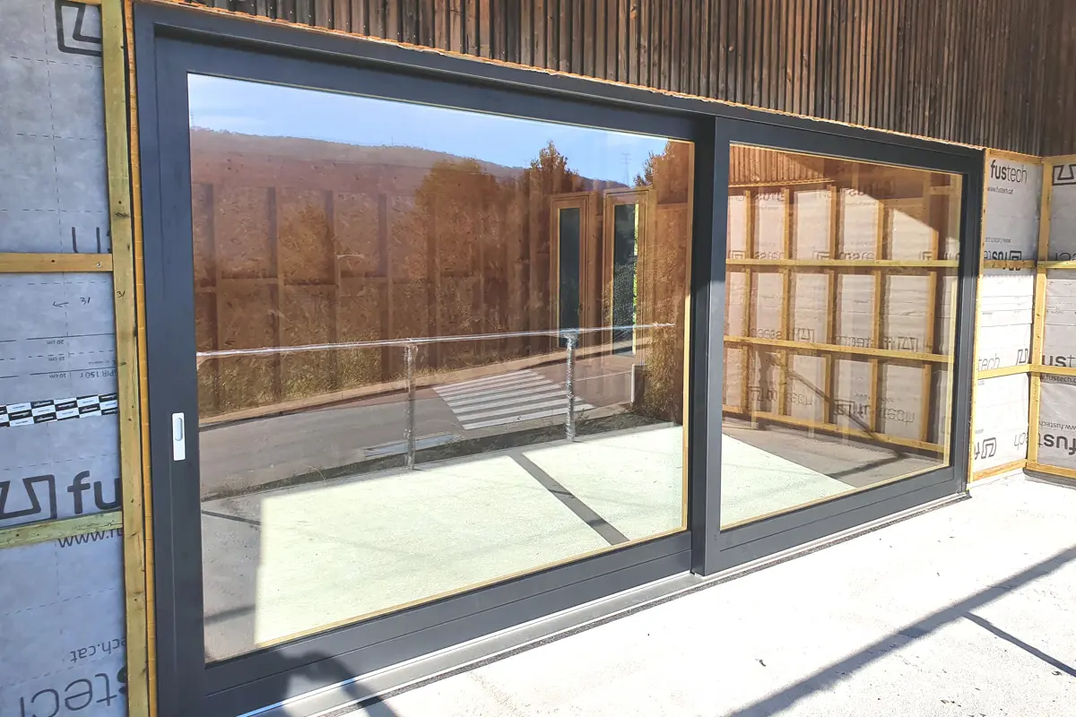ventanas mixtas de madera y alumino en Llorà (Girona) - ventana corredera de gran formato - Carreté Finestres