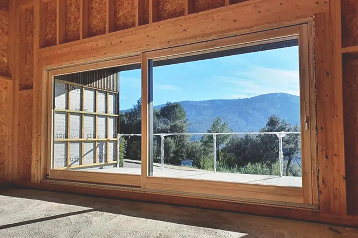 ventanas mixtas de madera y alumino en Llorà (Girona) - Carreté Finestres